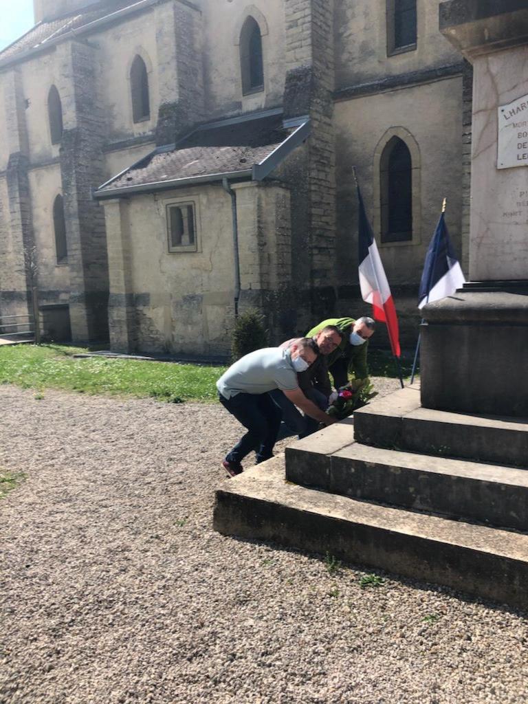 Elus déposant une gerbe de fleurs au pied du Monument aux morts.